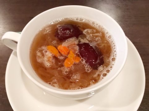 台湾料理「銭記」 白きくらげの薬膳スープ